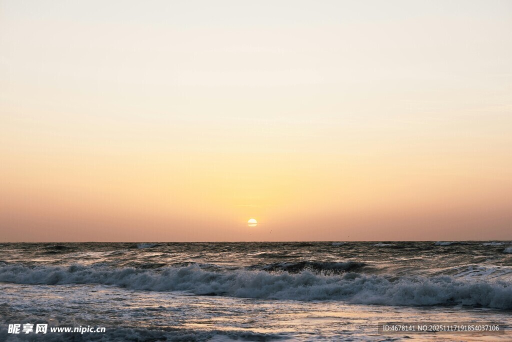 海边日落海浪翻涌美景