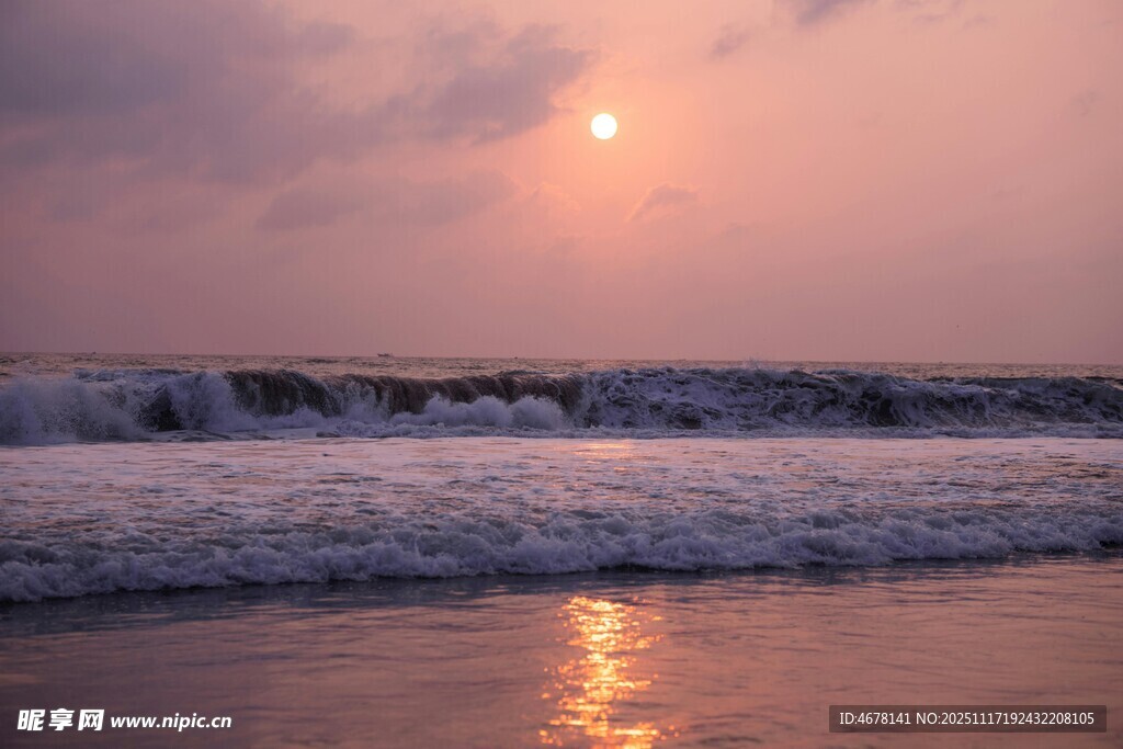 夕阳下的海浪与海滩美景