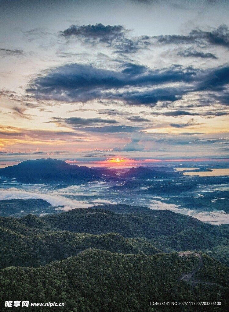 山间云海日出壮丽景观