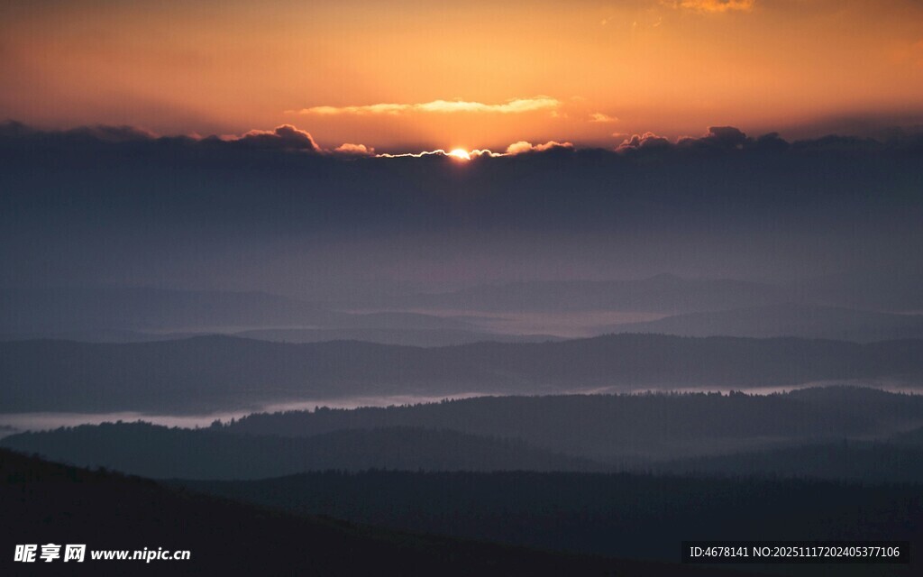 壮丽日出下的山峦美景