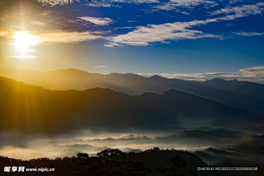 日出云海间壮美山景