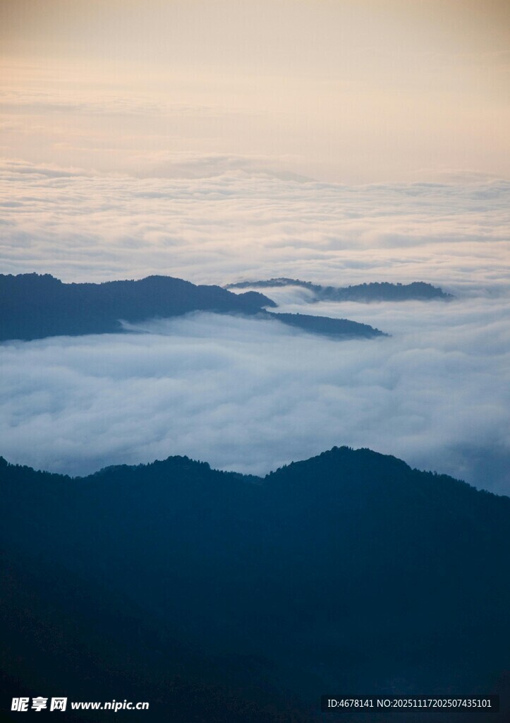 云海中的山峦美景