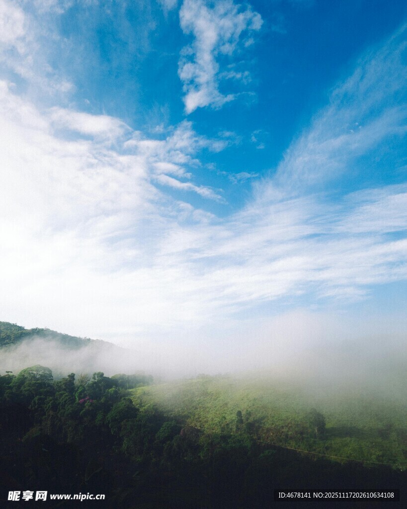 山间云雾缭绕的壮美景色