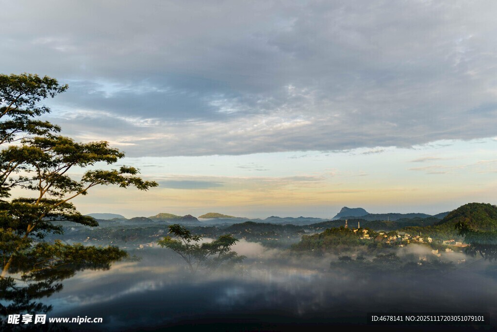 山间晨雾美景