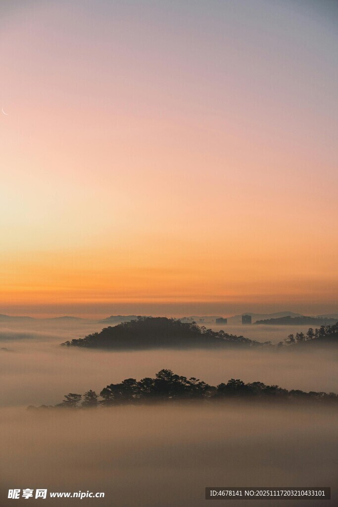 日出云海中的孤山美景