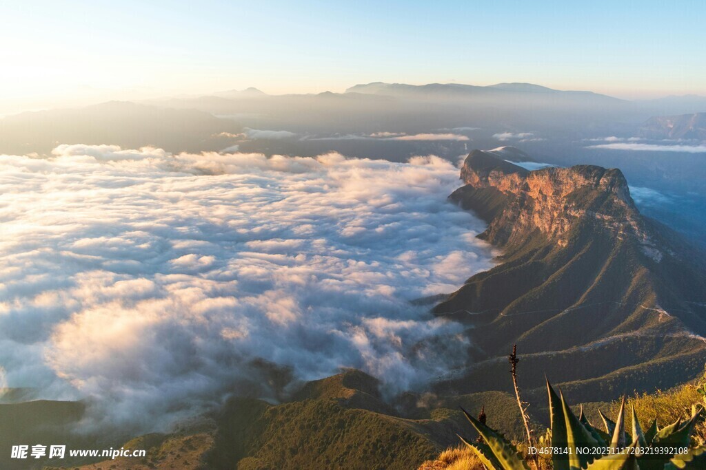 云海环绕的壮丽山峦景观