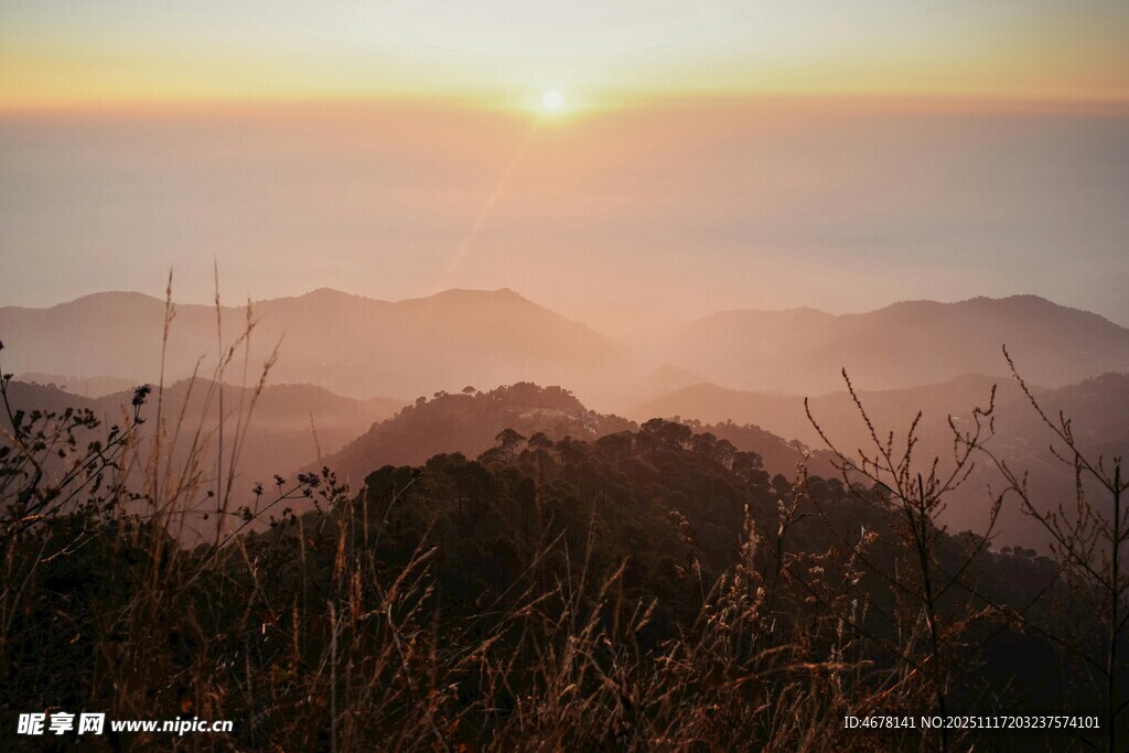 日出时分的壮丽山峦景色