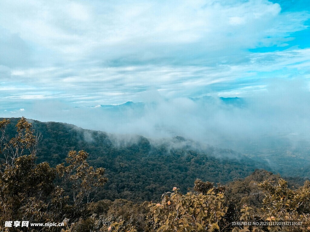 山间云雾缭绕的壮美景色