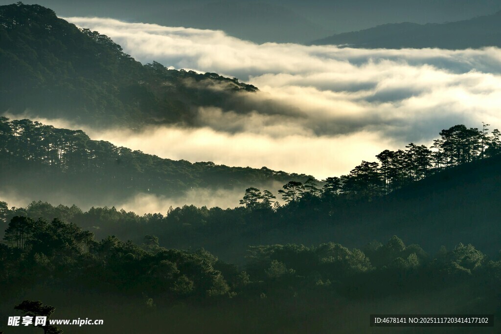 山间云海缭绕的壮美景色