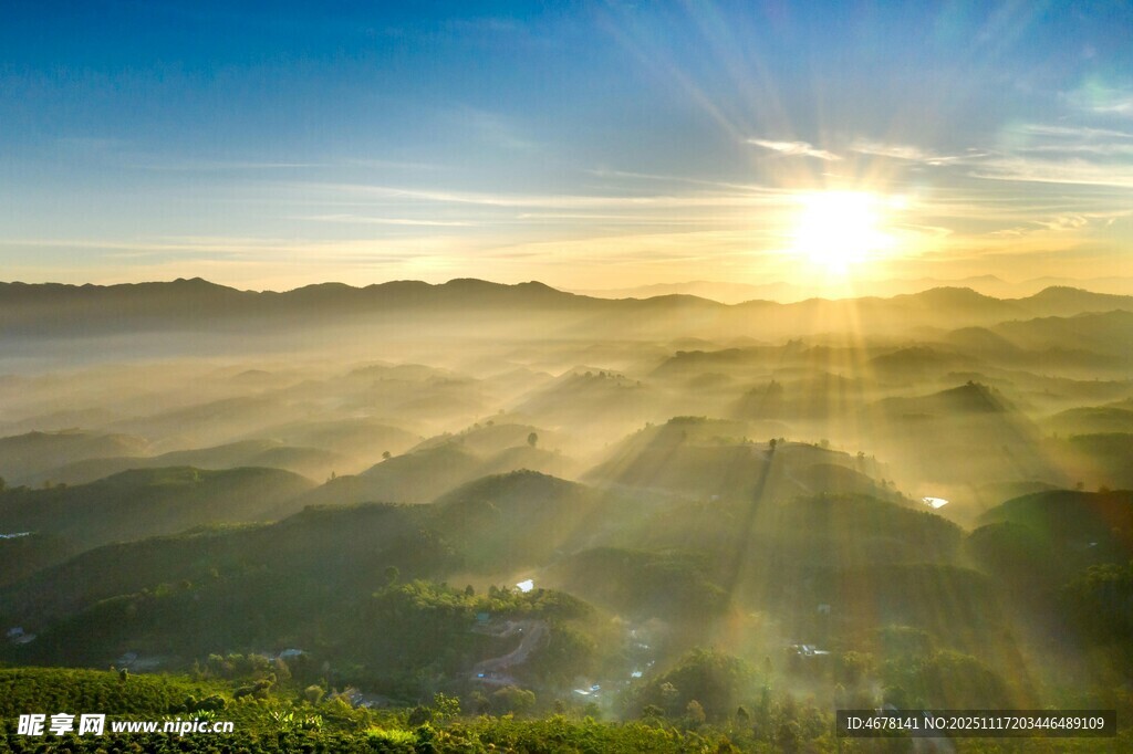 日出时分的山间美景