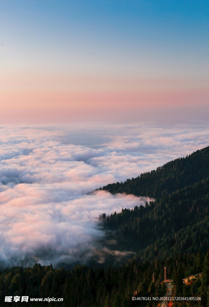 云海山峦间的壮丽日出