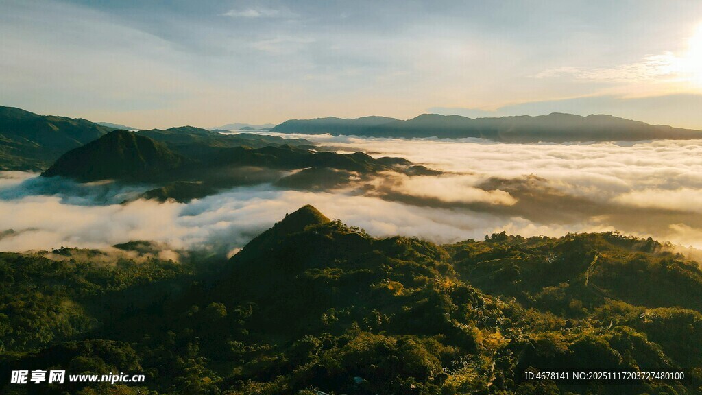 山间晨景云雾缭绕的自然美