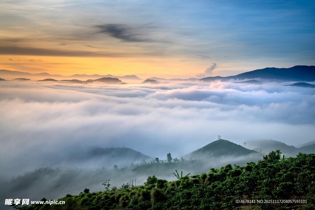 山间云海日出壮丽景观