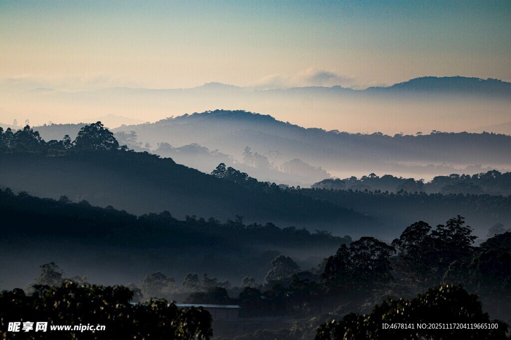 晨雾中的山峦美景