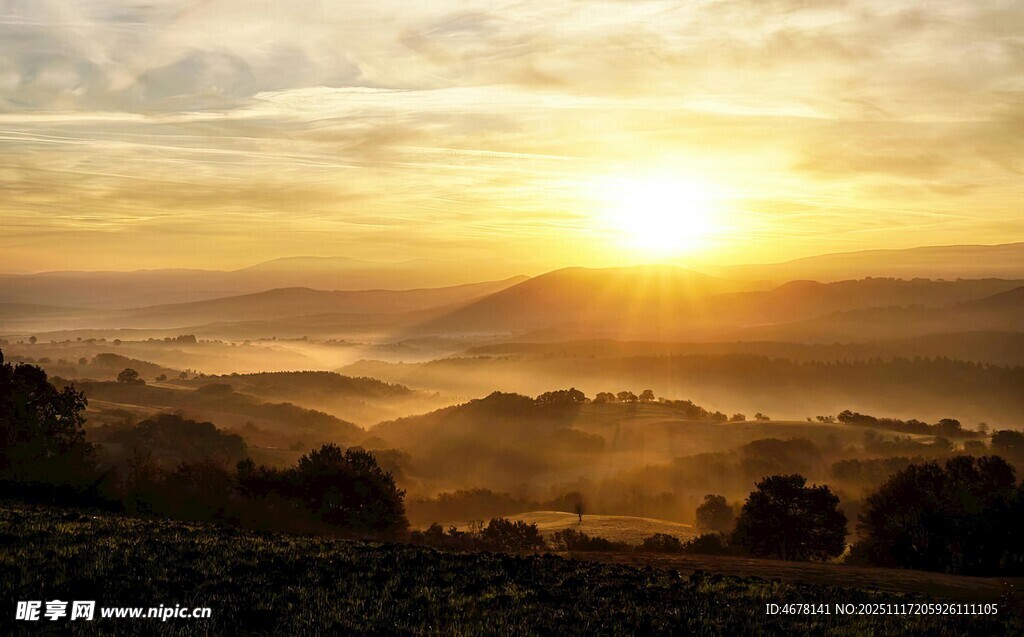 日出时分山间晨雾美景