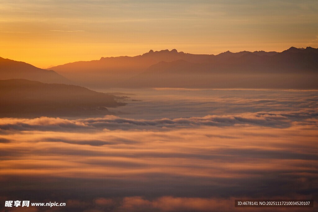 日出云海间壮丽美景