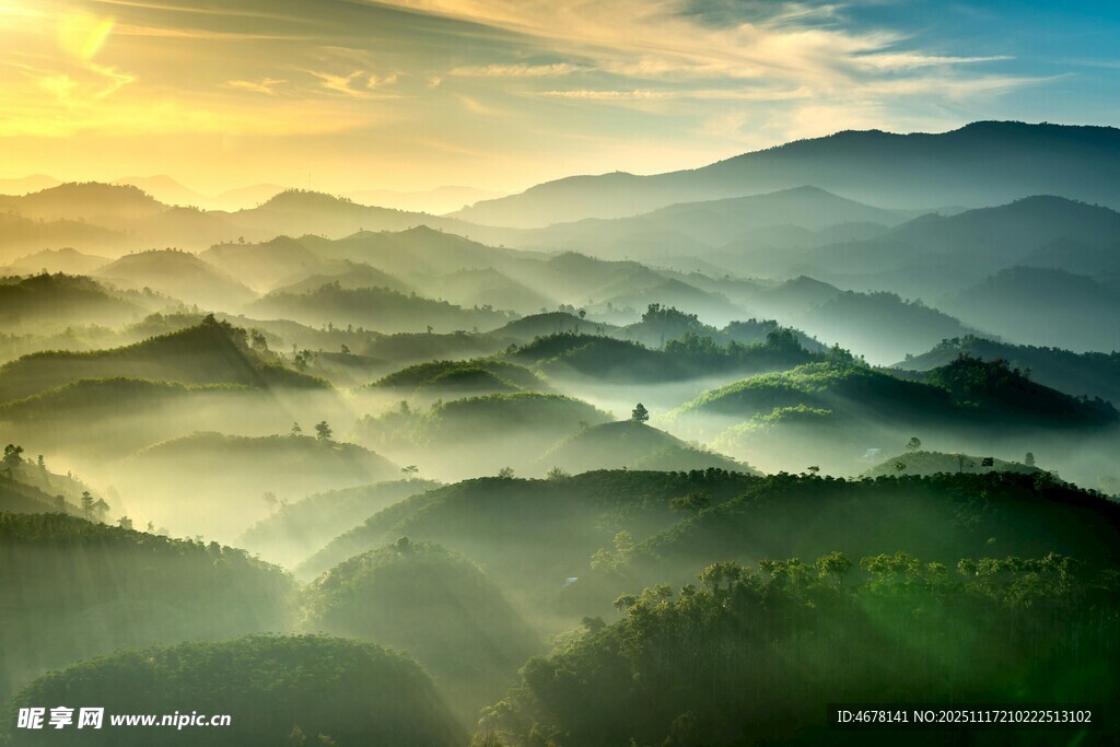 山间晨雾中的壮丽自然景观