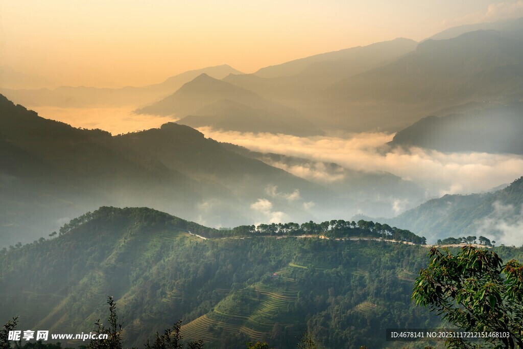 山间晨雾中的壮丽山峦