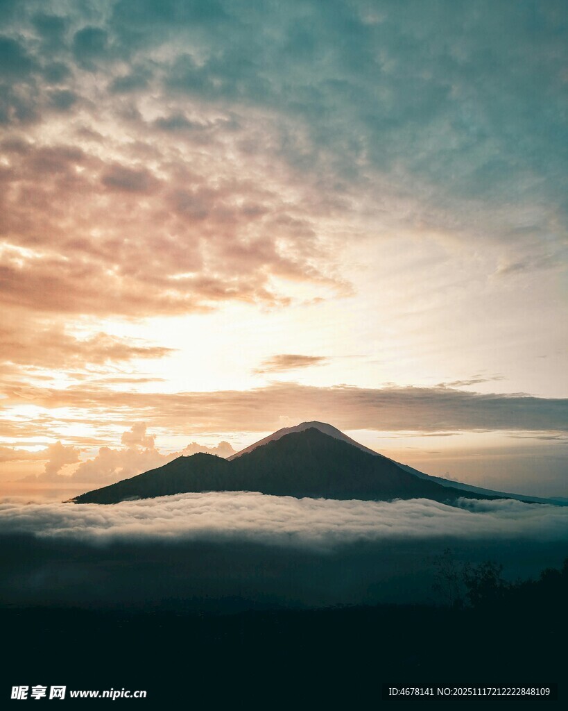 日出云海中的巍峨山峰