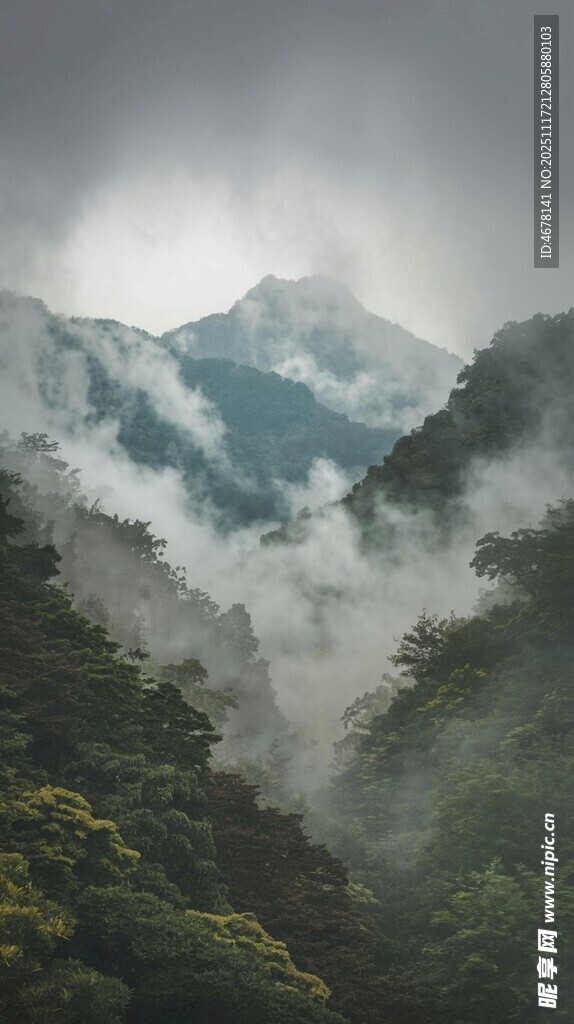 云雾缭绕的壮美山峦