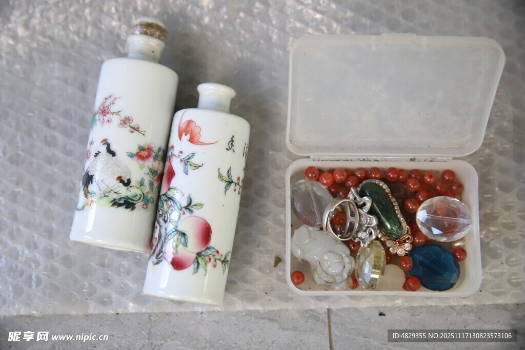 中式花鸟纹瓶与盒摆件