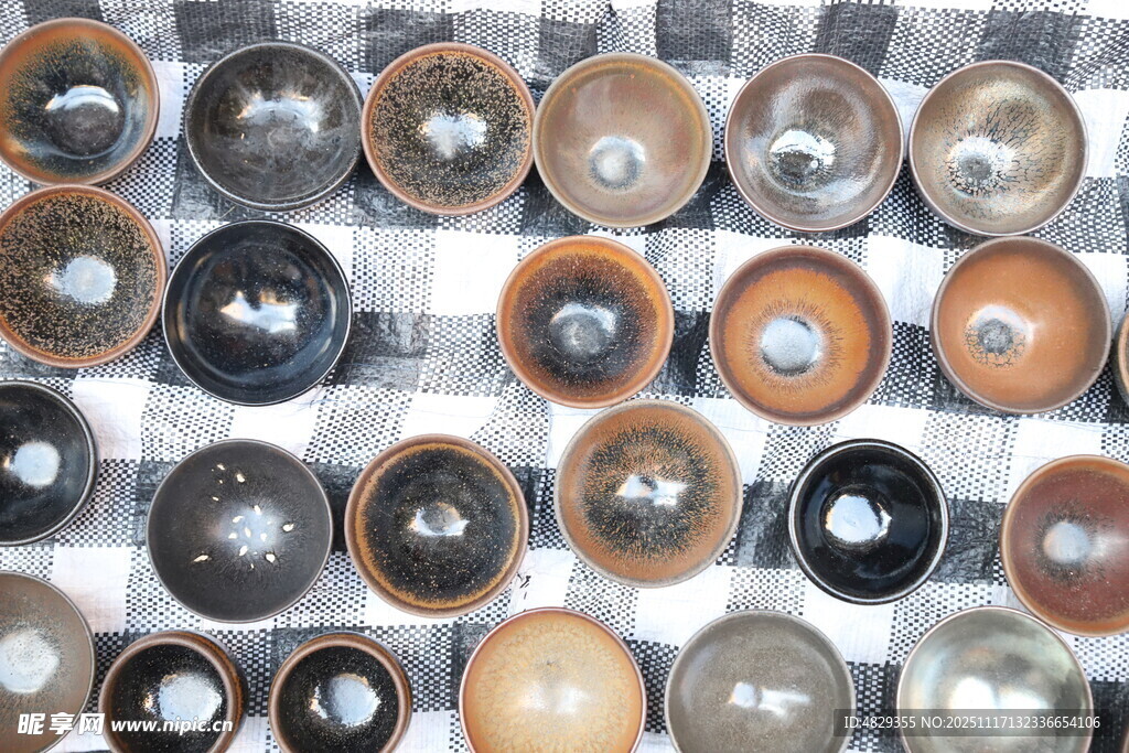 多样碗整齐排列展示