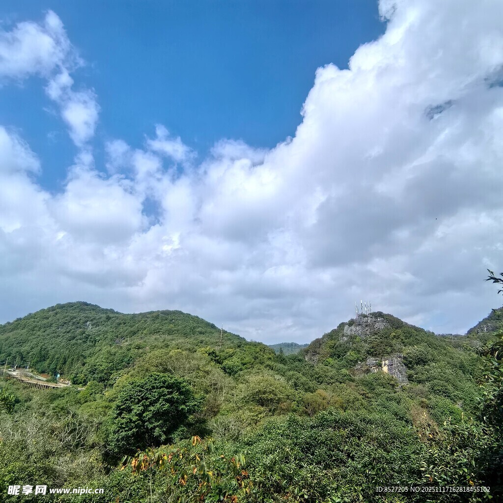 青山蓝天间的秀丽风光