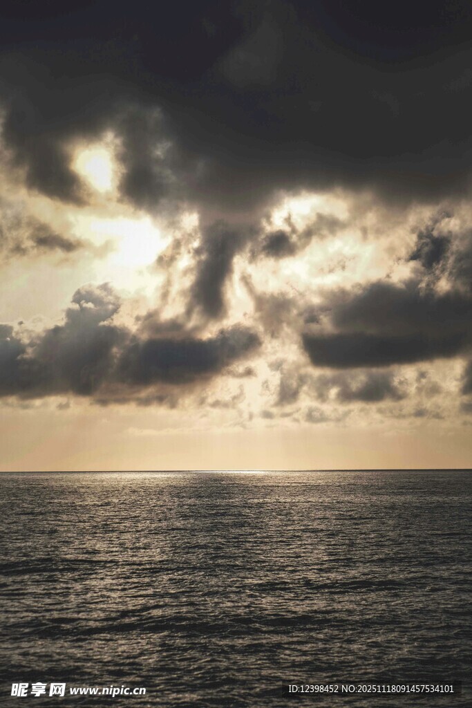 海上日落时的云层景观
