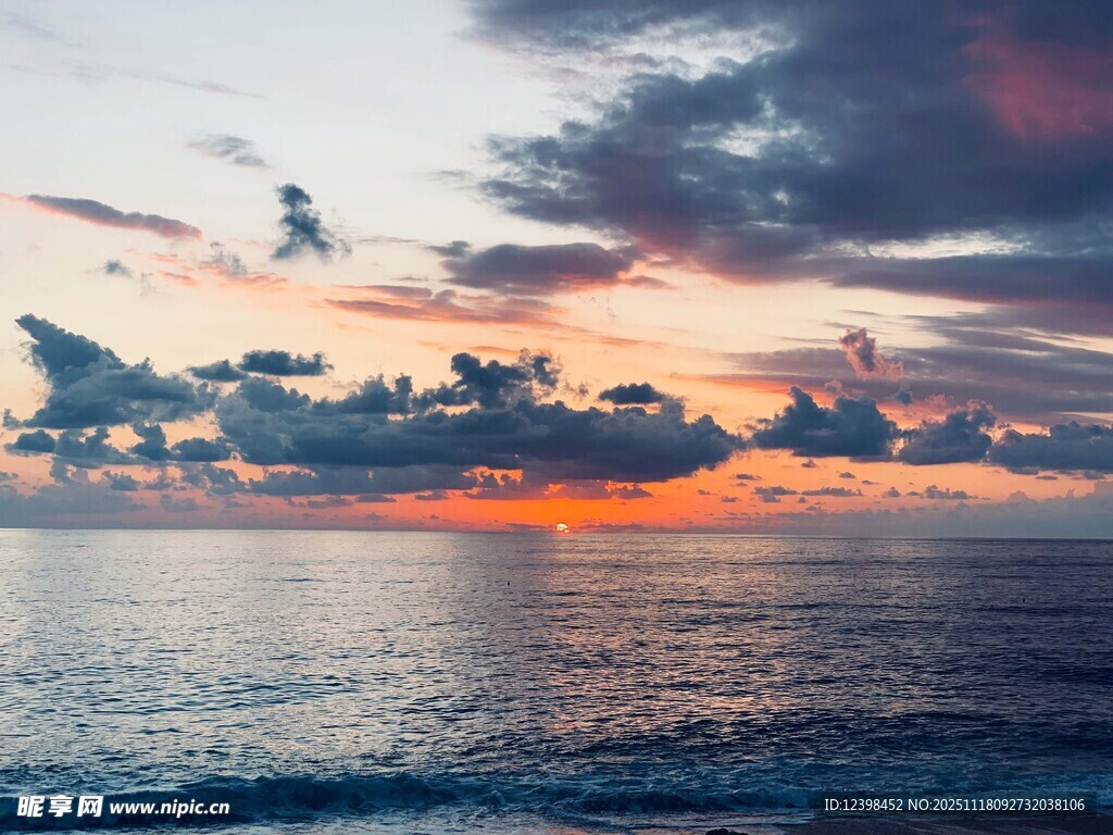 海上绝美日落景象