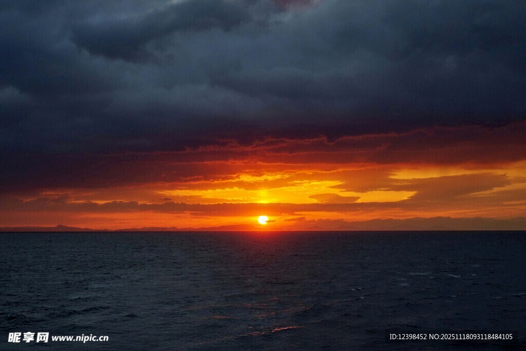 海上壮丽日落景观