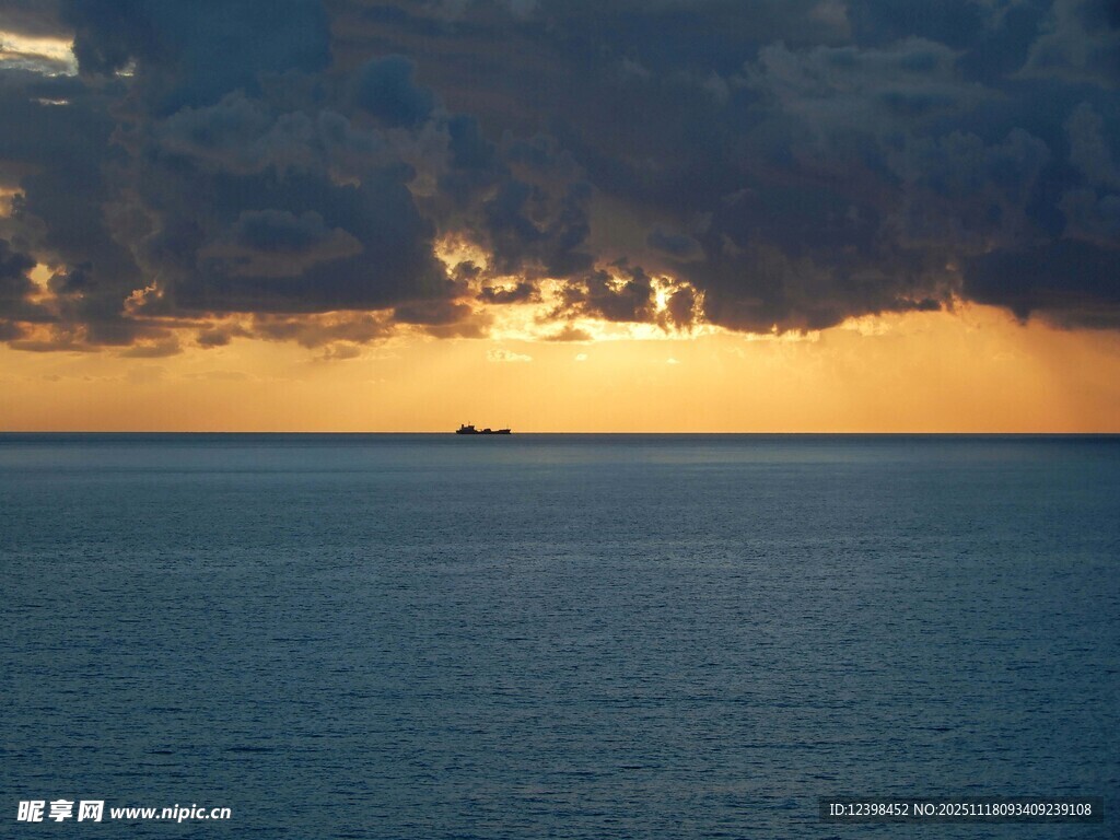 海上日落时分的壮丽景象
