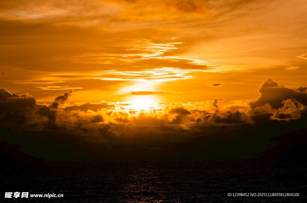 日落时分的壮丽天空景观