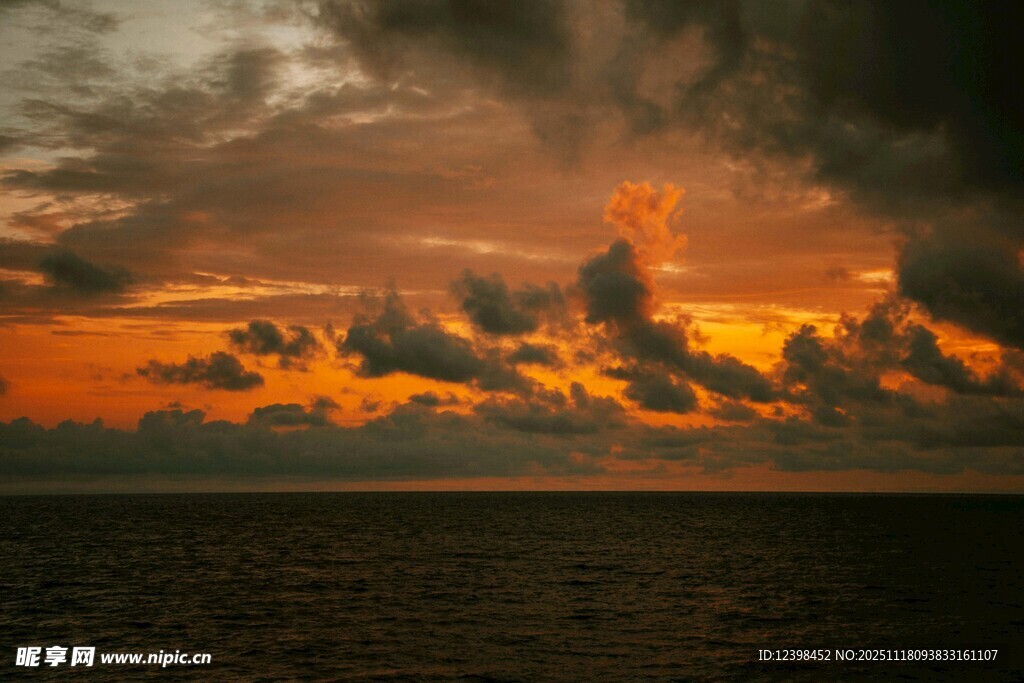 海上壮丽日落云霞景观