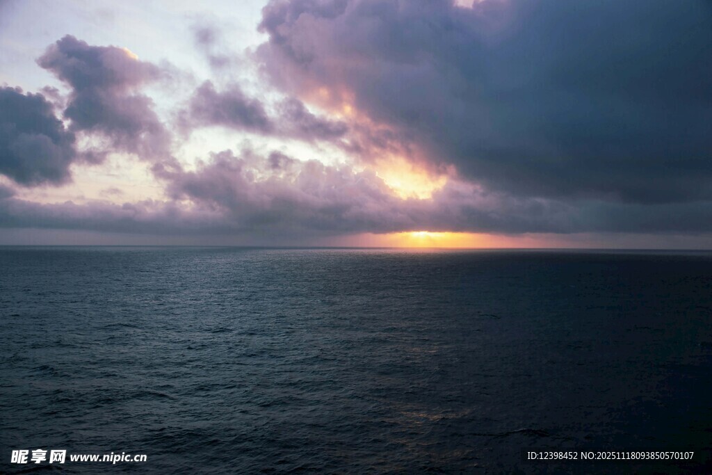 海上日落时分的壮丽景象