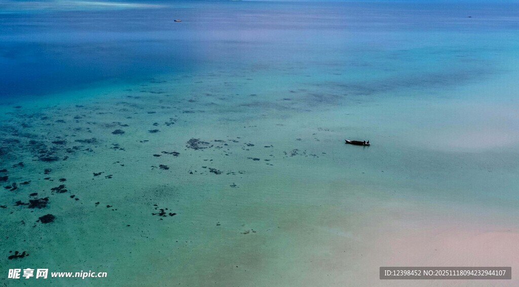 梦幻蓝绿渐变的美丽海域