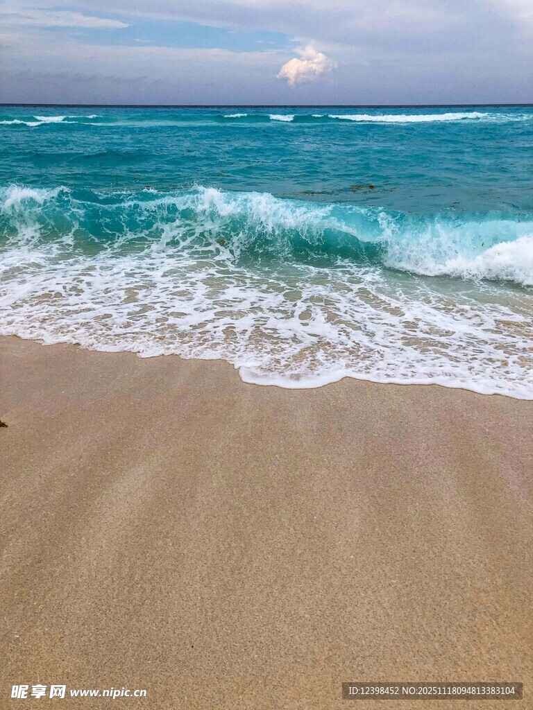 美丽海滩上的海浪与沙滩