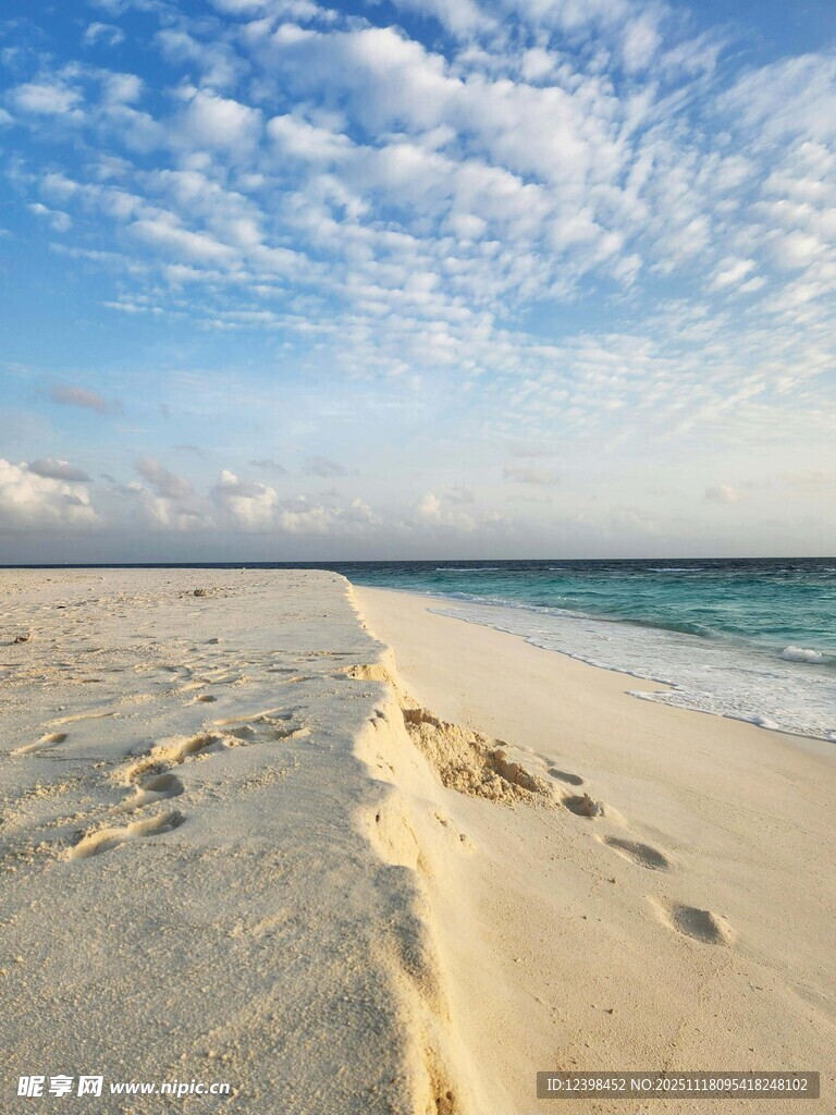 沙滩上的足迹与蔚蓝海景