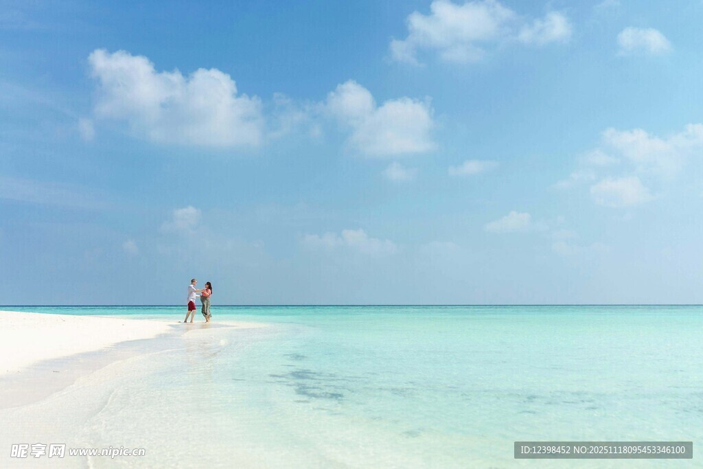 浪漫海滩情侣漫步美景