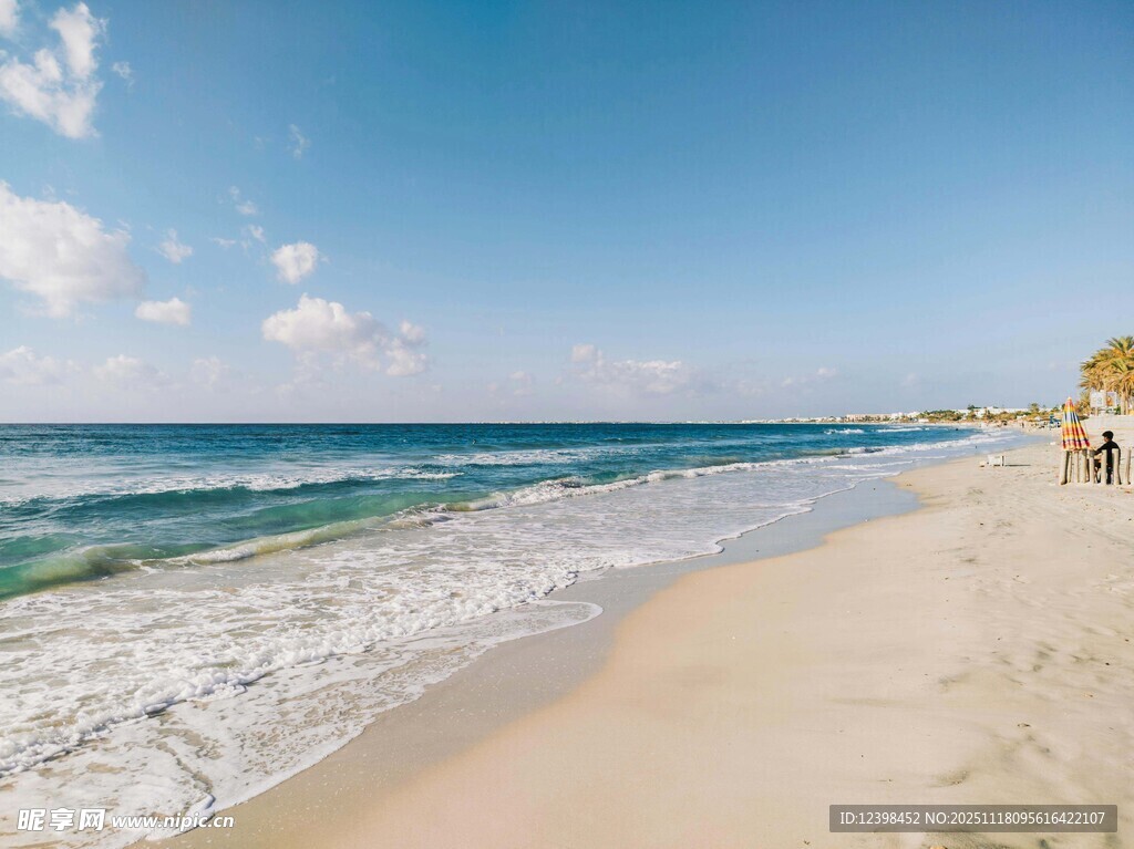 美丽海滩上的悠闲漫步