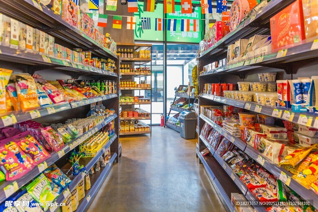 超市零食货架丰富景象