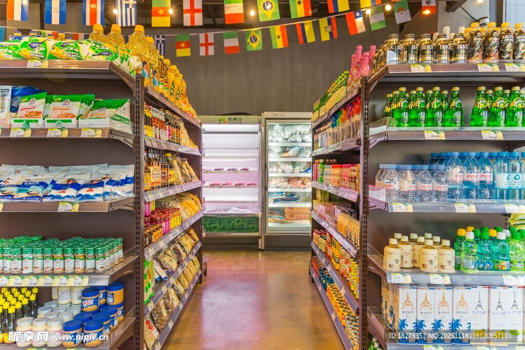 超市内景货架摆满商品