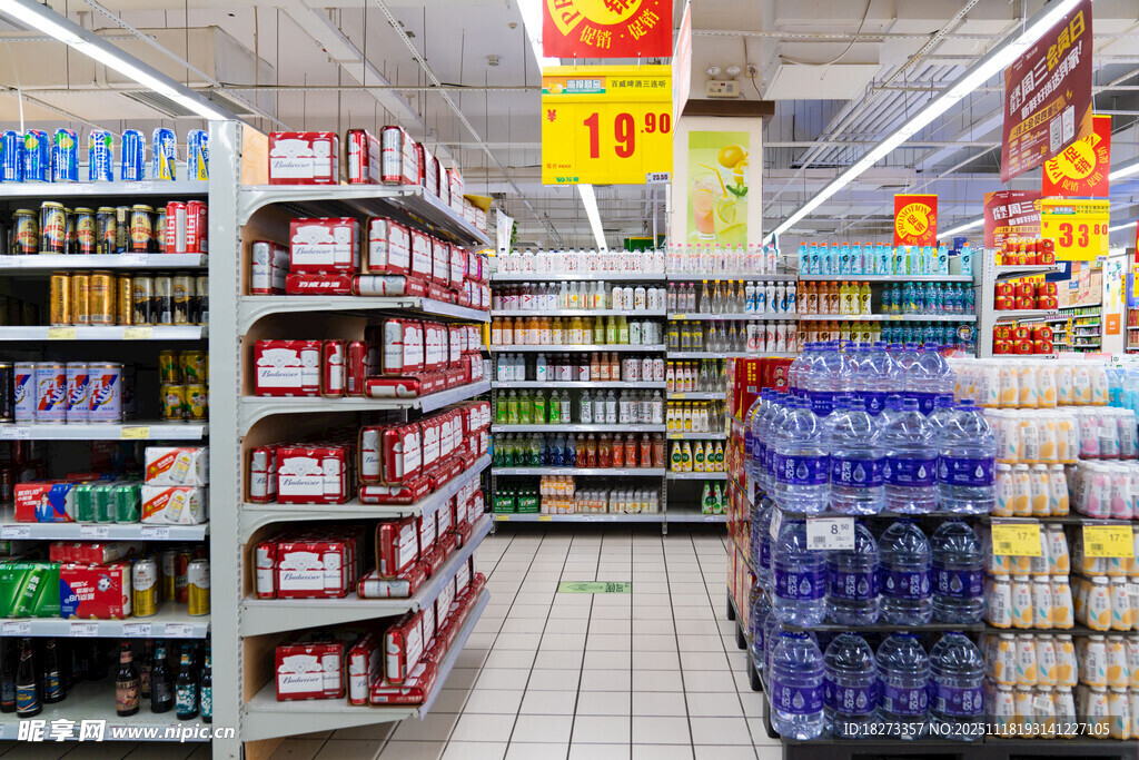 超市内景展示丰富商品