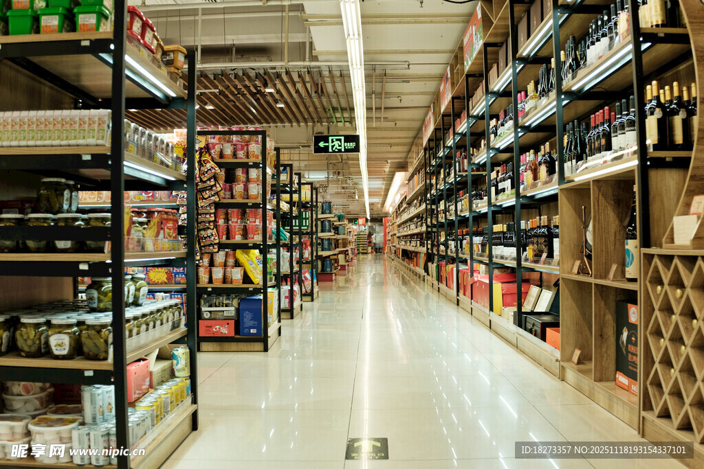 超市内景琳琅满目的货架