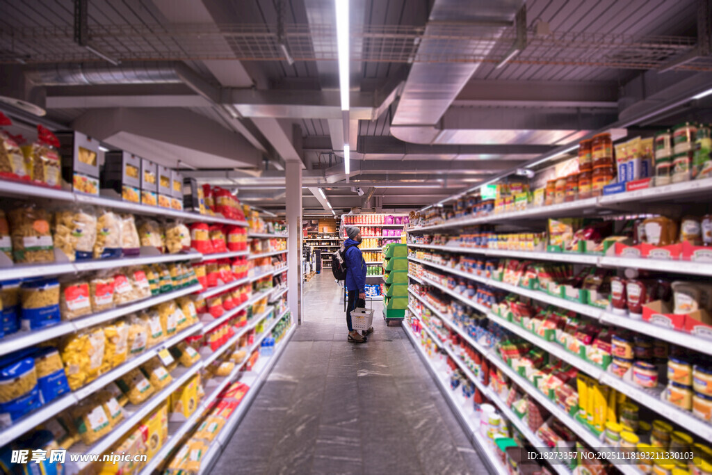 超市内景货架与购物者