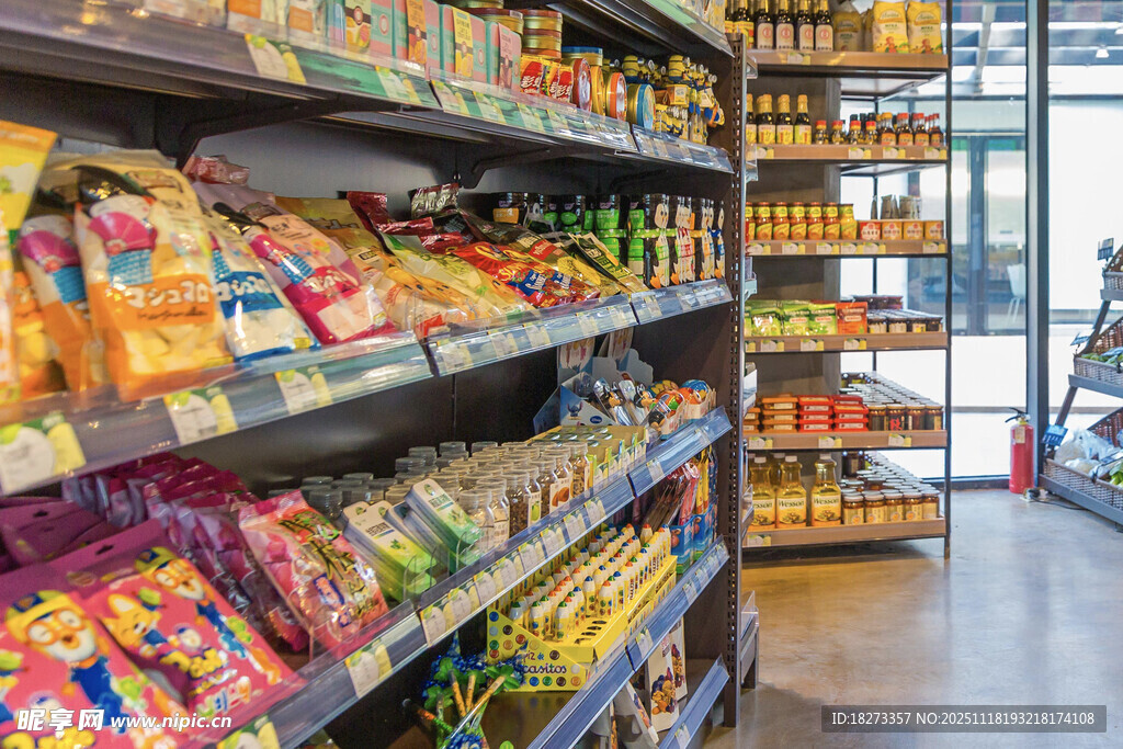 超市内琳琅满目的零食货架
