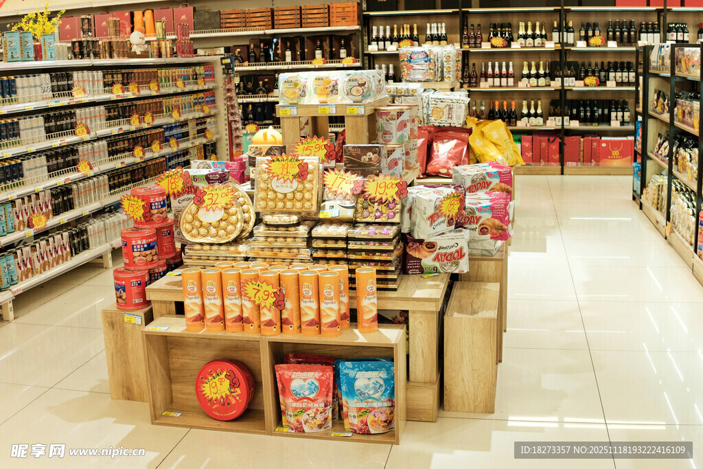 超市内琳琅满目的商品陈列