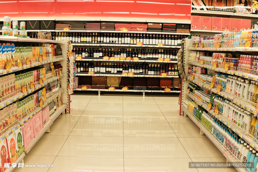 超市内景货架陈列展示