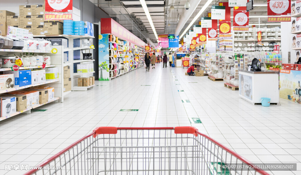 超市内景与购物车