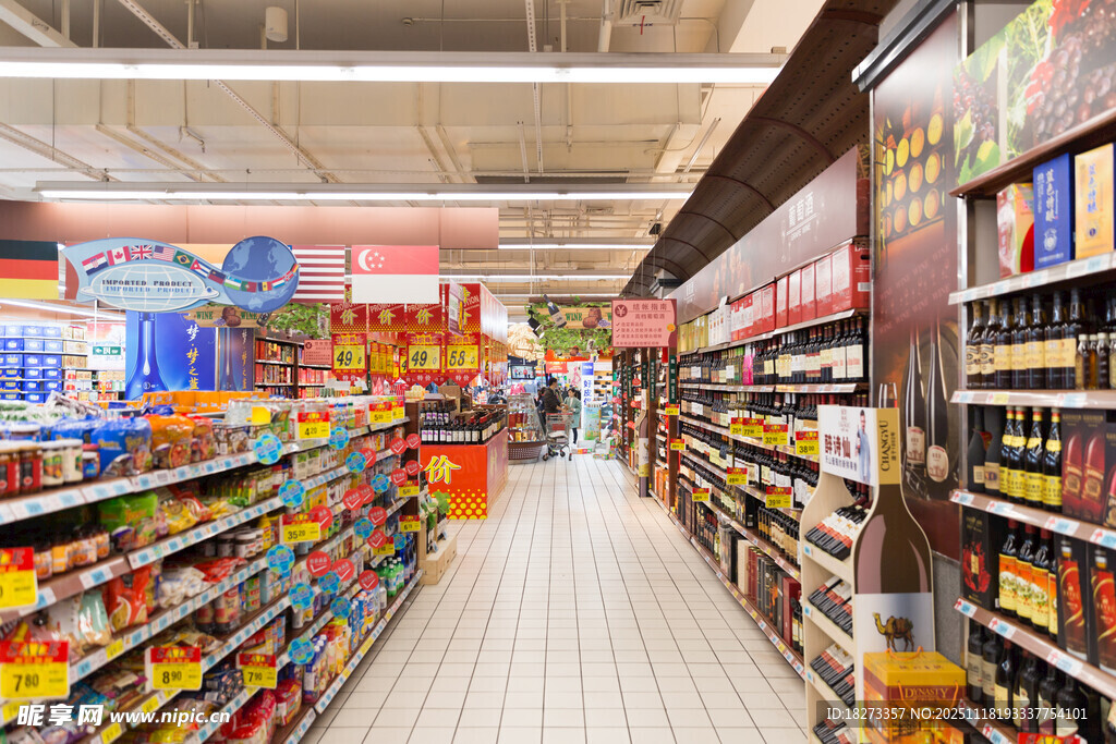 超市内景琳琅满目的货架