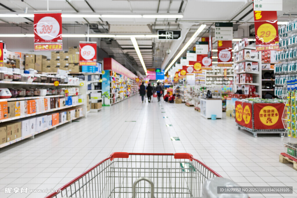 超市内景购物车与货架陈列